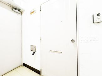 【その他共用部分】 | 皆様をお迎えする、お部屋の玄関ドア。開けやすさや開放角度、ドアノブの操作しやすさや鍵の形状などを、現地で一度ご確認ください。～即日のご見学可能～　お問合せはお気軽にどうぞ。