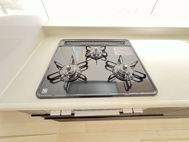 奈良市東九条町3期全3棟のキッチン|ガスコンロ3口