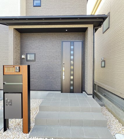 奈良市東九条町3期全3棟の玄関|ゆったりとした屋根付き玄関です