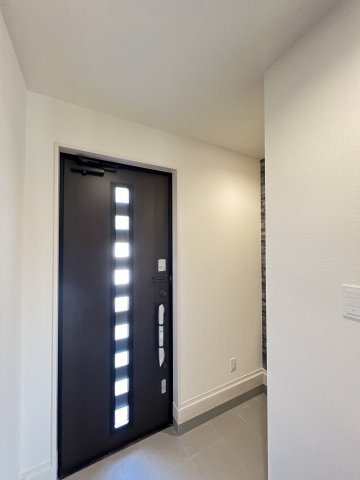 奈良市東九条町3期全3棟の玄関|明るい玄関です