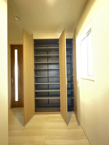 奈良市東九条町3期全3棟の玄関|大容量収納できるシューズボックス付き
