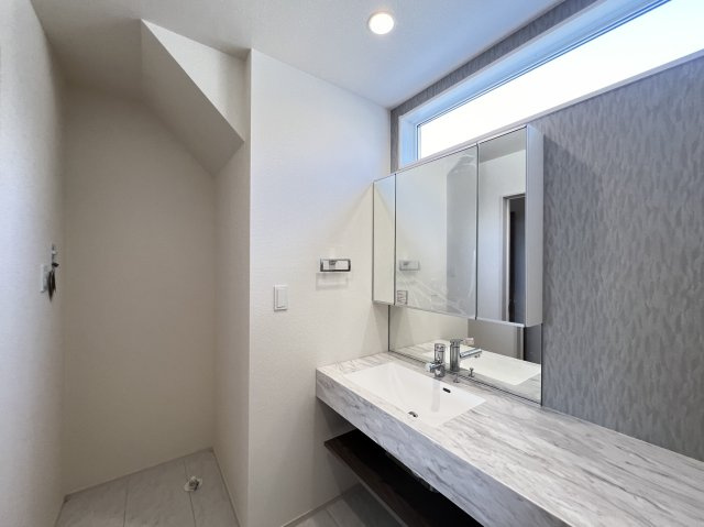 奈良市東九条町3期全3棟の洗面所|窓から明るい採光がとれるカウンター洗面