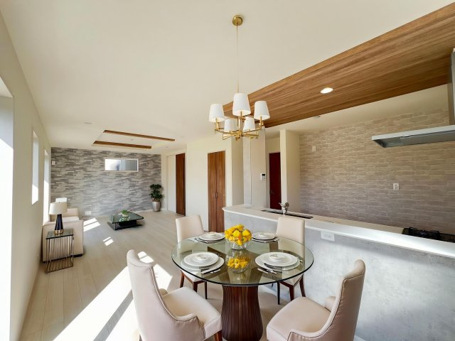 奈良市東九条町3期全3棟の居間・リビング|LDK20.5帖広々とした空間　この家具はAI生成によって配置されたものです