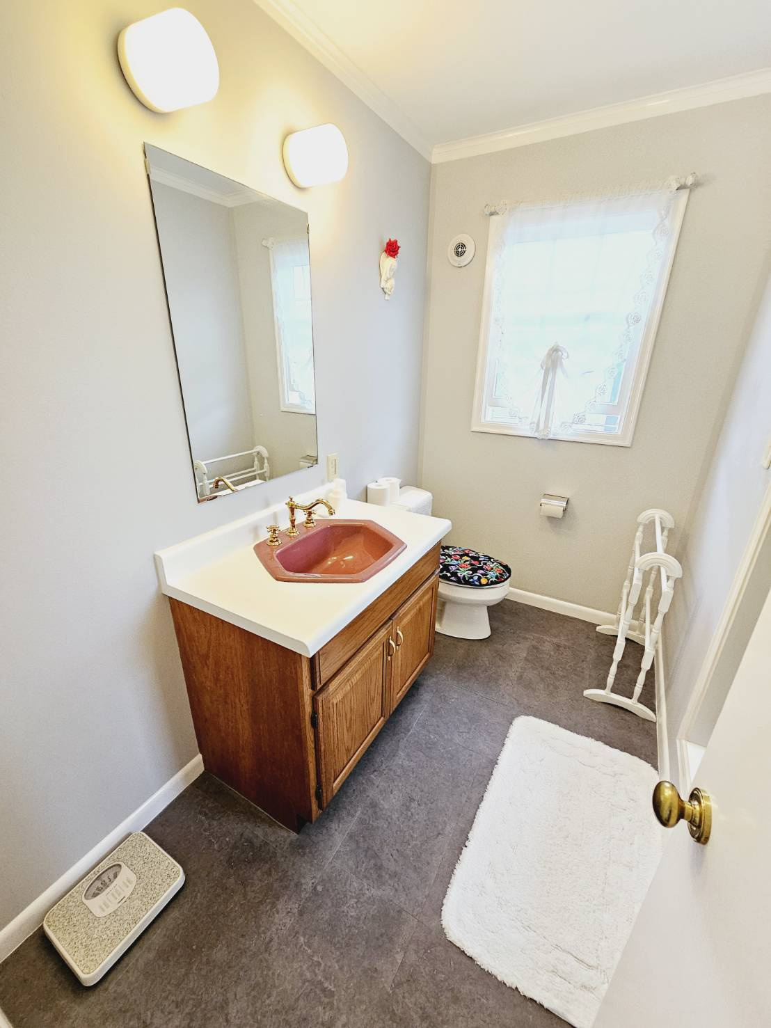 藤原台中町8丁目戸建の独立洗面台|■2階洗面＋トイレ。換気窓あり。■右手は浴室