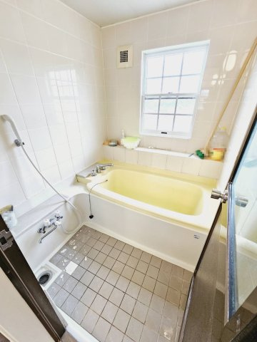 藤原台中町8丁目戸建の浴室|■2階浴室。換気窓あり。