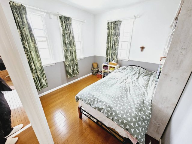 藤原台中町8丁目戸建の洋室|■2階洋室約5.3帖■2面窓＋収納