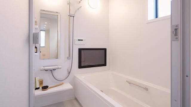 練馬区春日町3丁目　中古戸建の浴室|追い焚き機能付きのため、帰りが遅くなった日にも温かい湯船に浸かって疲れを癒すことができます。

現地ご見学希望・資料請求などお気軽にお問い合わせ下さい！
03-5990-5201