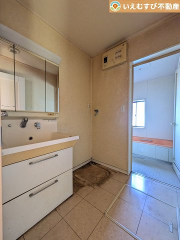 熊谷市石原　中古戸建の独立洗面台|3面ミラーの後ろは収納スペースを完備
生活感のあるものは隠して、スッキリシンプルな洗面台に！清潔感のある空間♪