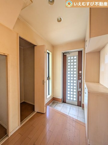 熊谷市石原　中古戸建の玄関|玄関がいつも片づく大容量シューズボックス
充実の収納設備で玄関がすっきり綺麗に過ごせると快適ですよね♪