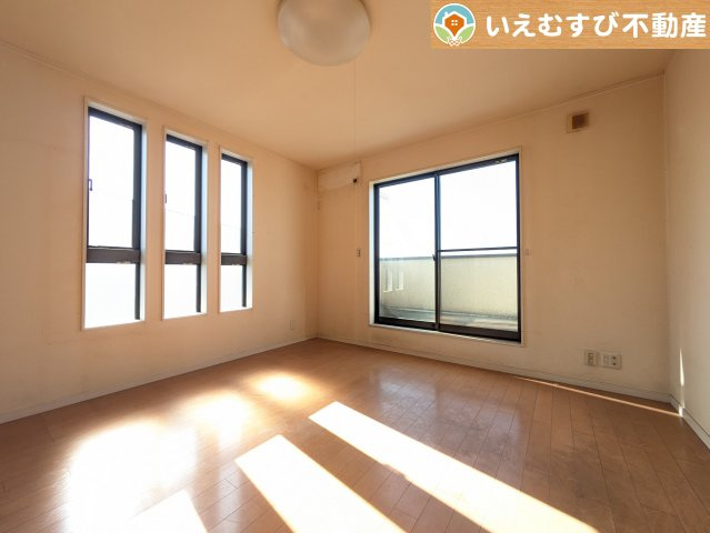 熊谷市石原　中古戸建の洋室|シンプルで明るいお部屋
2面採光で日当り良好！シンプルなお部屋なので自分で家具を選ぶのが楽しみですね！