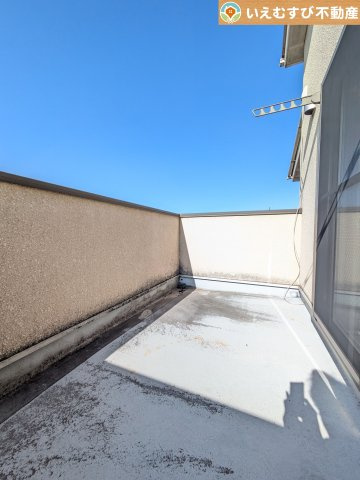 熊谷市石原　中古戸建のバルコニー|南バルコニーで毎日のお洗濯もラクラク快適
しっかり太陽の光が降り注ぐ南向きなのでお洗濯物が乾きやすい♪