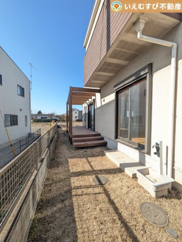 熊谷市石原　中古戸建の庭|庭に面した広々ウッドデッキ付きが嬉しい！
お庭で遊ぶお子様の様子を眺めたり、ガーデニングをしたりと楽しみ色々！