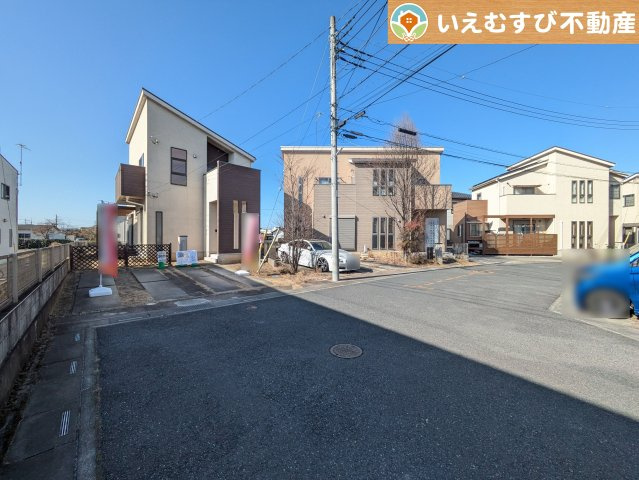 熊谷市石原　中古戸建の前面道路含む現地写真|充分な広さの前面道路
間口が広くお車の出し入れも問題なく行えるスペースが確保されています♪