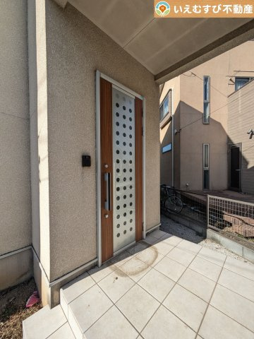 熊谷市石原　中古戸建のエントランス|雨が防げる広々エントランス
駐車場からアクセスの良いエントランス。雨の日や荷物が多くても安心の動線♪