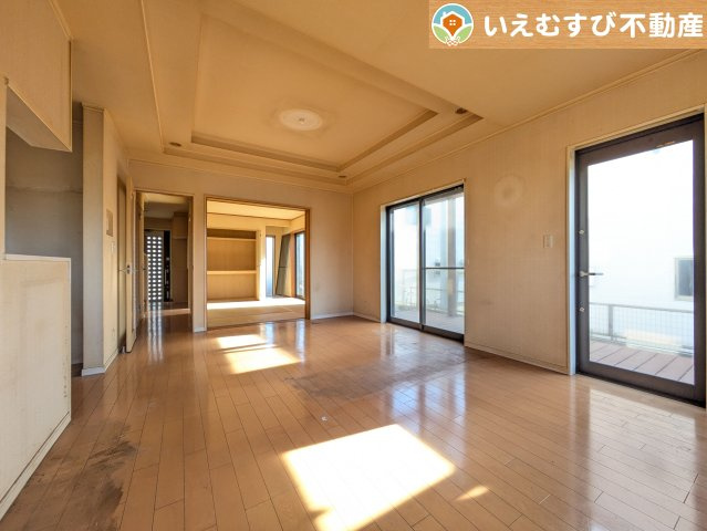 熊谷市石原　中古戸建の居間・リビング|ご家族みんながゆったりくつろげるリビング
ゆとりの空間でくつろいだり遊んだり、家族の時間が楽しみですね♪