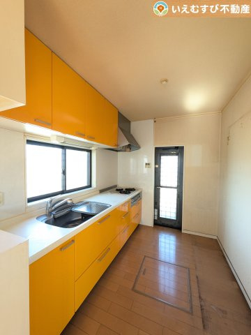 熊谷市石原　中古戸建のキッチン|広々としたキッチン
冷蔵庫や食器棚を置いてもゆとりの広さ！独立した空間でゆっくりお料理♪