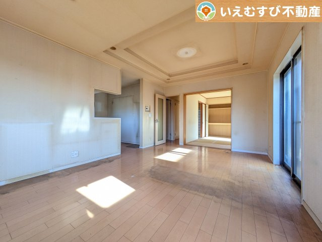 熊谷市石原　中古戸建の居間・リビング|開放感と採光にこだわったＬＤＫ
南面が広いリビングなので日当りがよく開放的で家族みんなでくつろげる空間♪