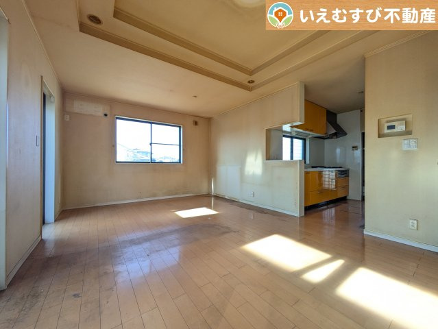 熊谷市石原　中古戸建の居間・リビング|開放感と家族との距離感にこだわったＬＤＫ
開放的な折り上げ天井のリビングで家族みんなでくつろげそうですね♪