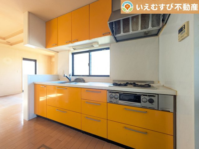 熊谷市石原　中古戸建のキッチン|機能性収納性に溢れるキッチン。
収納もたっぷり付いていてすっきり片付く！毎日楽しくお料理が出来そうです！