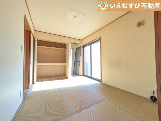 熊谷市石原　中古戸建の和室|6畳の和室は小さなお子様のお世話に大活躍
和室がLDK横なのでちょっとした休憩等くつろぎスペースに活躍しそうですね♪