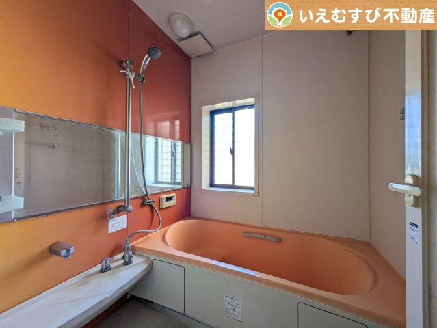熊谷市石原　中古戸建の浴室|明るい色合いで落ち着きのある雰囲気
光も入るので明るく感じられます♪お子様と入るにもゆとりの広さ！