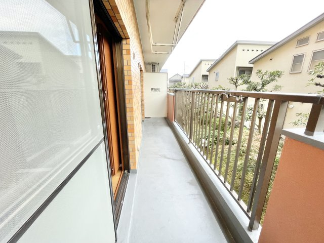 ライオンズマンション枚方のバルコニー|開放的で明るい空間を演出してくれるバルコニーです