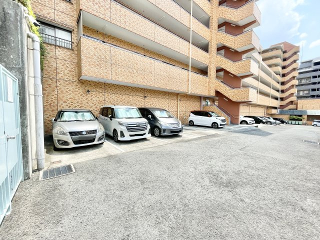 ライオンズマンション枚方の駐車場|カースペースがあります