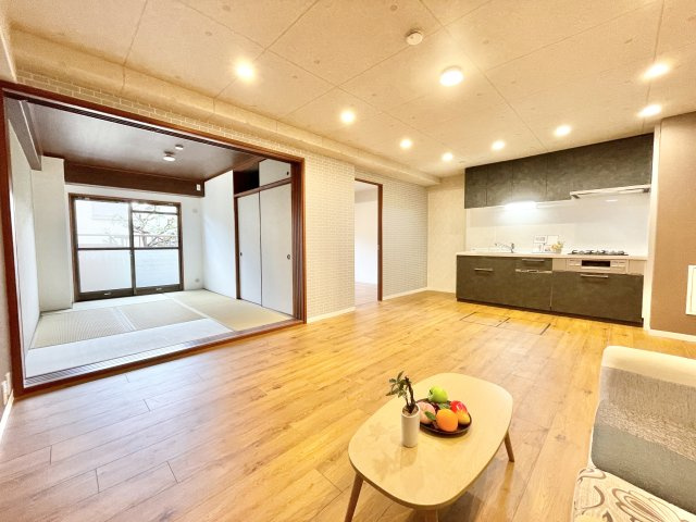 ライオンズマンション枚方の居間・リビング|こちらのリビングで趣味の時間をお楽しみください