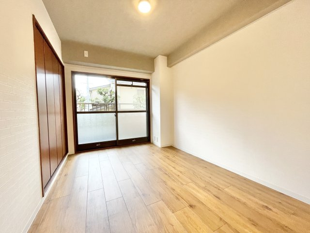 ライオンズマンション枚方の寝室|広くて明るい寝室