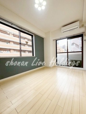 【居間・リビング】 | 横須賀中央ダイカンプラザシティⅠ | デザイン壁紙がお洒落♪