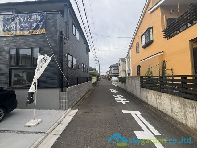伊勢原市高森台3丁目第3　新築戸建　全2棟2号棟の前面道路含む現地写真