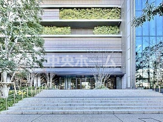 ブランズタワー豊洲のエントランス|【エントランス】マンションのエントランスは、その物件の印象を決める、顔とも言える場所です。毎日通る場所ですからきれいなのが一番です。エントランス内はオートロックですので暮らしの安全も確保されています。