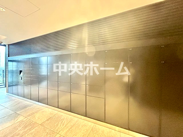 ブランズタワー豊洲の設備|【宅配ボックス】在宅時・不在時に関わらず、居住者の代わりに非対面で宅配物を受け取ってくれる便利な設備です。わかりやすくご説明致しますので見学時にはお部屋だけではなく共用部分もぜひチェックしてください。