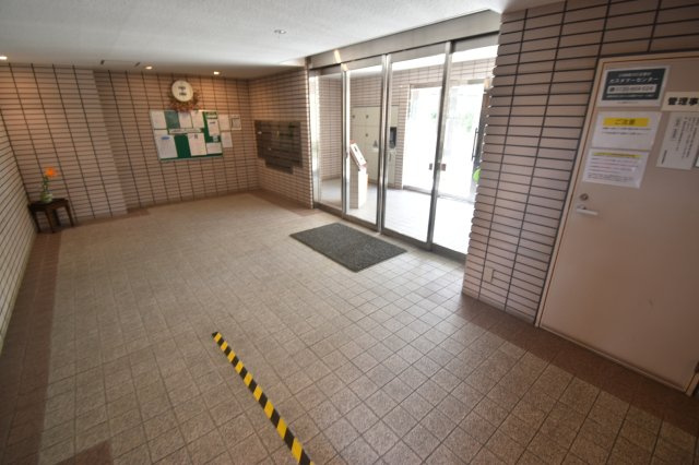 ファミール鳥飼のエントランス