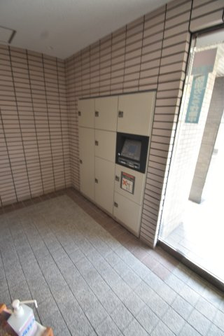 ファミール鳥飼のエントランス