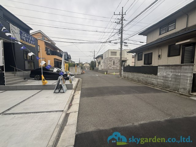 伊勢原市高森台3丁目第3　新築戸建　全2棟1号棟の前面道路含む現地写真