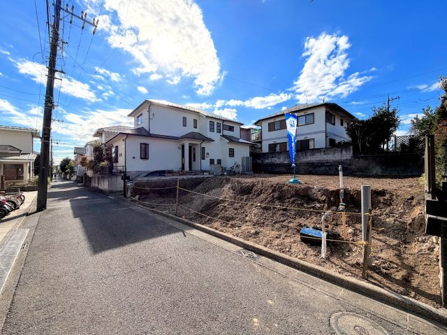 戸塚区平戸3丁目　新築戸建ての前面道路含む現地写真|◆堂々たる趣ながら、主張し過ぎずどこか余裕を感じさせるシャープなフォルムで佇む邸宅は、晴天の空と照らし合わせる事で、本来あるべき完成形の姿を見せてくれます。
