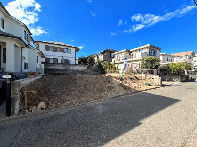 戸塚区平戸3丁目　新築戸建ての外観|◆前面道路も幅員があり車の運転も安心！前面道路は閑静な住宅地。車通りの少ない道路です。お子様にも安心です。