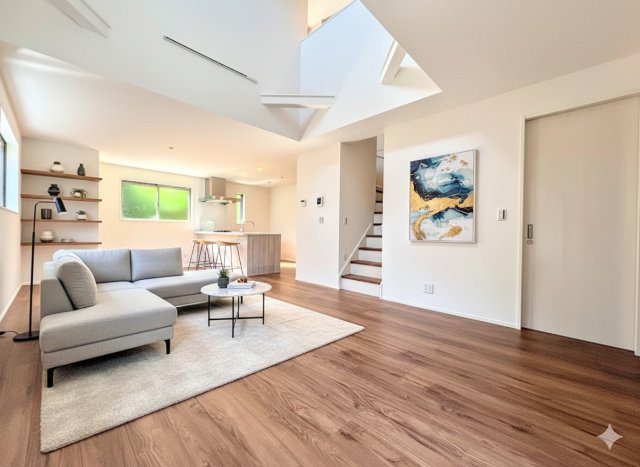 戸塚区平戸3丁目　新築戸建ての居間・リビング|【モデルルーム】◆柔らかな色合いのフローリングと清潔感のあふれる白のクロスが明るい空間を創り出しているリビングダイニング。家族の集まる憩いの場にふさわしい空間。