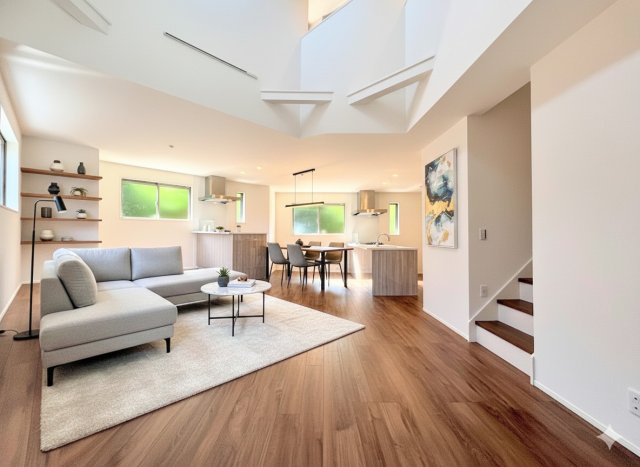 戸塚区平戸3丁目　新築戸建ての居間・リビング|【モデルルーム】◆20帖超えの開放的なリビング。大きな窓から明るい光が差し込み、明るく気持ちの良い空間。家族が自然と集まるリビングです。