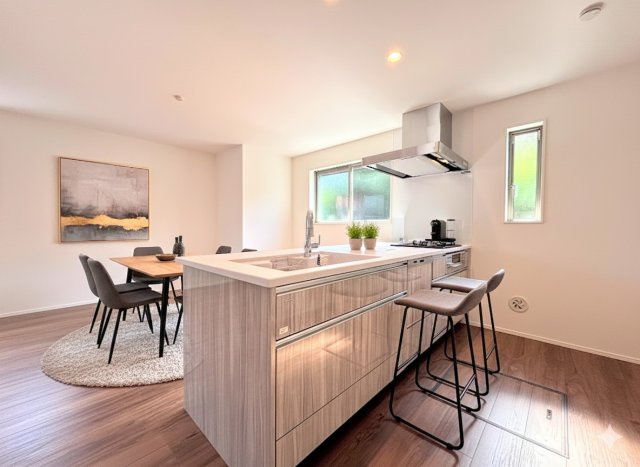 戸塚区平戸3丁目　新築戸建てのキッチン|【モデルルーム】◆ご家族の会話がはずむ、開放的なＬＤＫです。休日はお陽さまの光をたっぷりととりこめるぽかぽかリビングで過ごしませんか？