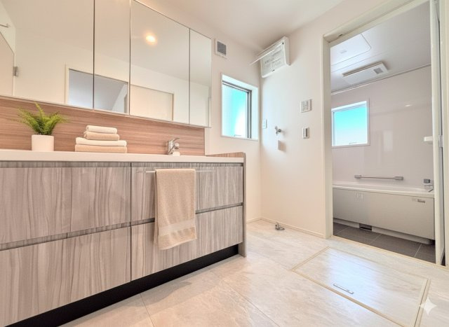 戸塚区平戸3丁目　新築戸建ての独立洗面台|【モデルルーム】◆三面鏡裏や、シンクしたにも多数収納を備えた、広々とした洗面化粧台。窓のある明るい洗面所で毎日の身支度も気持ち良くお使い頂けます。