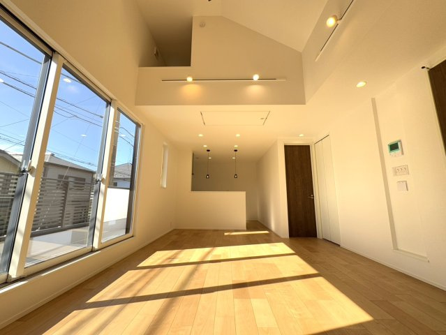 武蔵野市吉祥寺東町2丁目　東南角地×陽だまり邸宅　限定1棟の居間・リビング