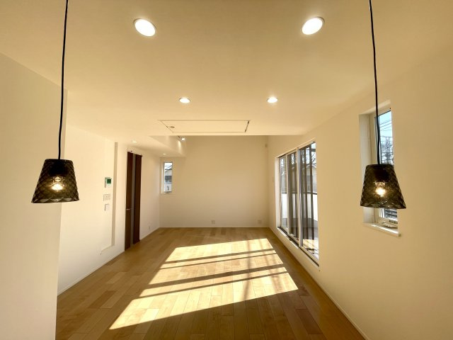 武蔵野市吉祥寺東町2丁目　東南角地×陽だまり邸宅　限定1棟の居間・リビング