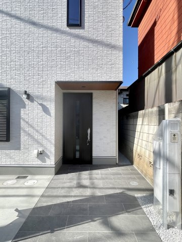 武蔵野市吉祥寺東町2丁目　東南角地×陽だまり邸宅　限定1棟の玄関