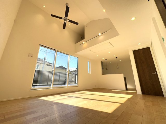 武蔵野市吉祥寺東町2丁目　東南角地×陽だまり邸宅　限定1棟の居間・リビング