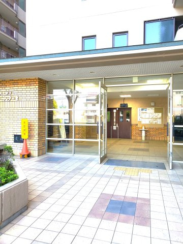 シャトー第3八戸の里のエントランス