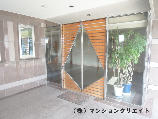 ビジュードゥモナ花堂のエントランス