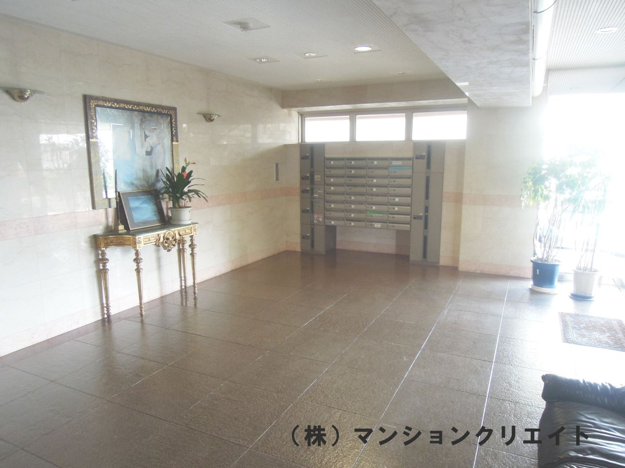 ビジュードゥモナ花堂のエントランス