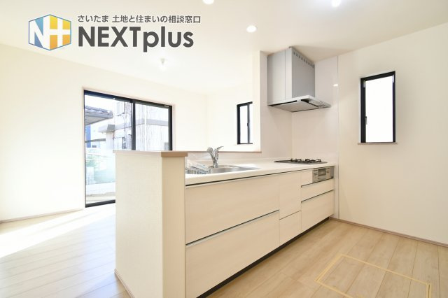 蓮田椿山第1期　全1棟のキッチン|同仕様の対面キッチン想定。会話しながら料理でき、手元はほどよく隠れて生活感をコントロール。配膳も片付けも短い動線で、忙しい平日でも“ごはんの質”が落ちにくい。家族の笑顔が増える場所。